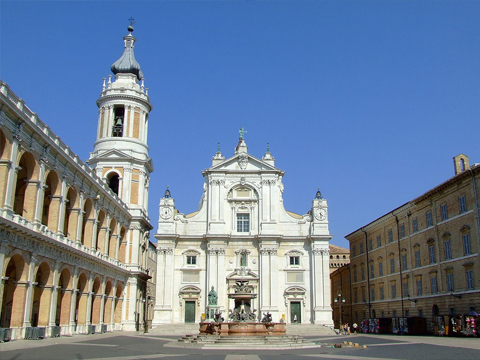 Loreto este o comună din  provincia Ancona, regiunea Marche, Italia.